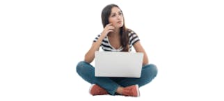 mulher com notebook usando a conexão tim live