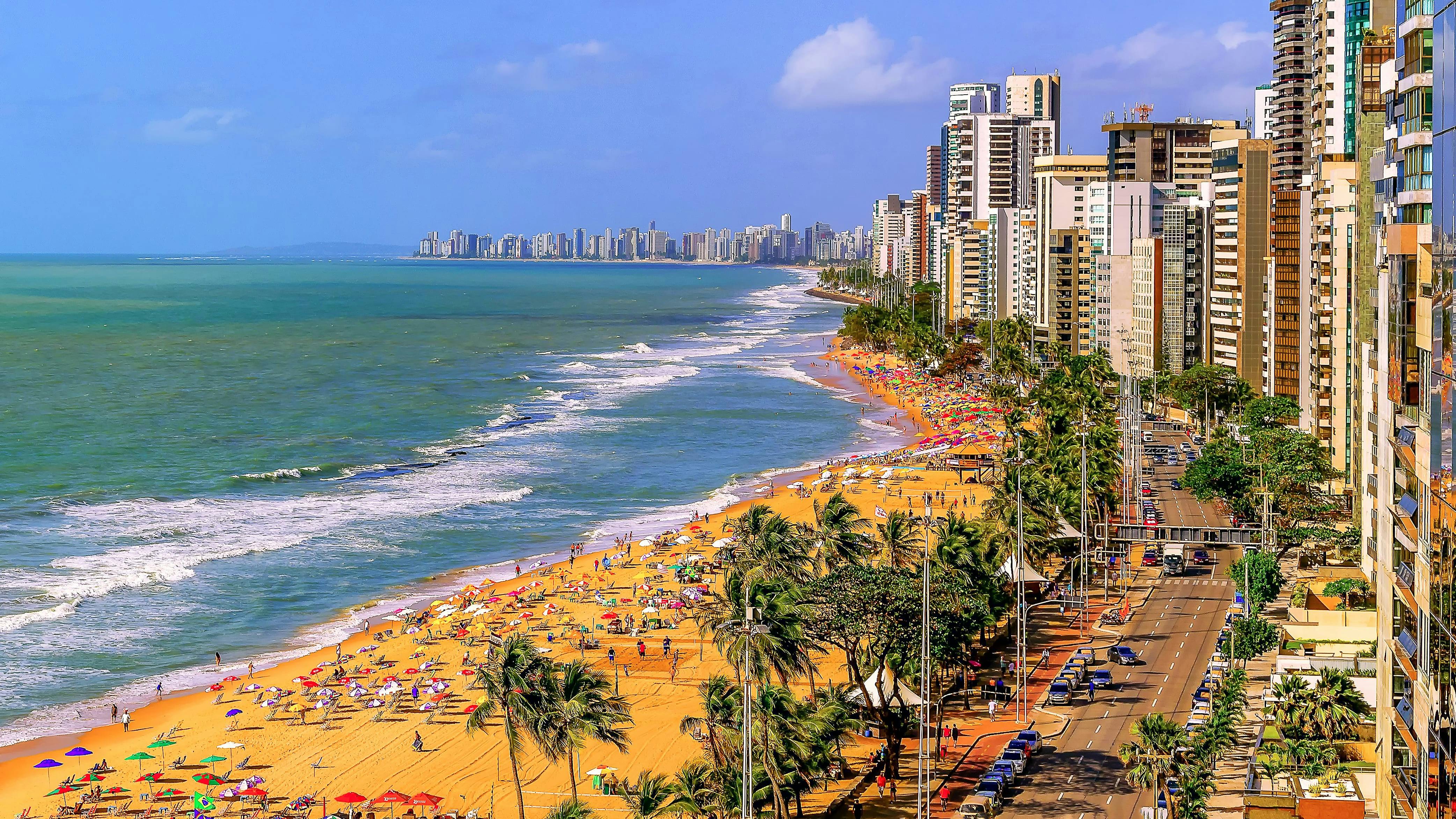praia da boa viagem em recife, capital de pernambuco