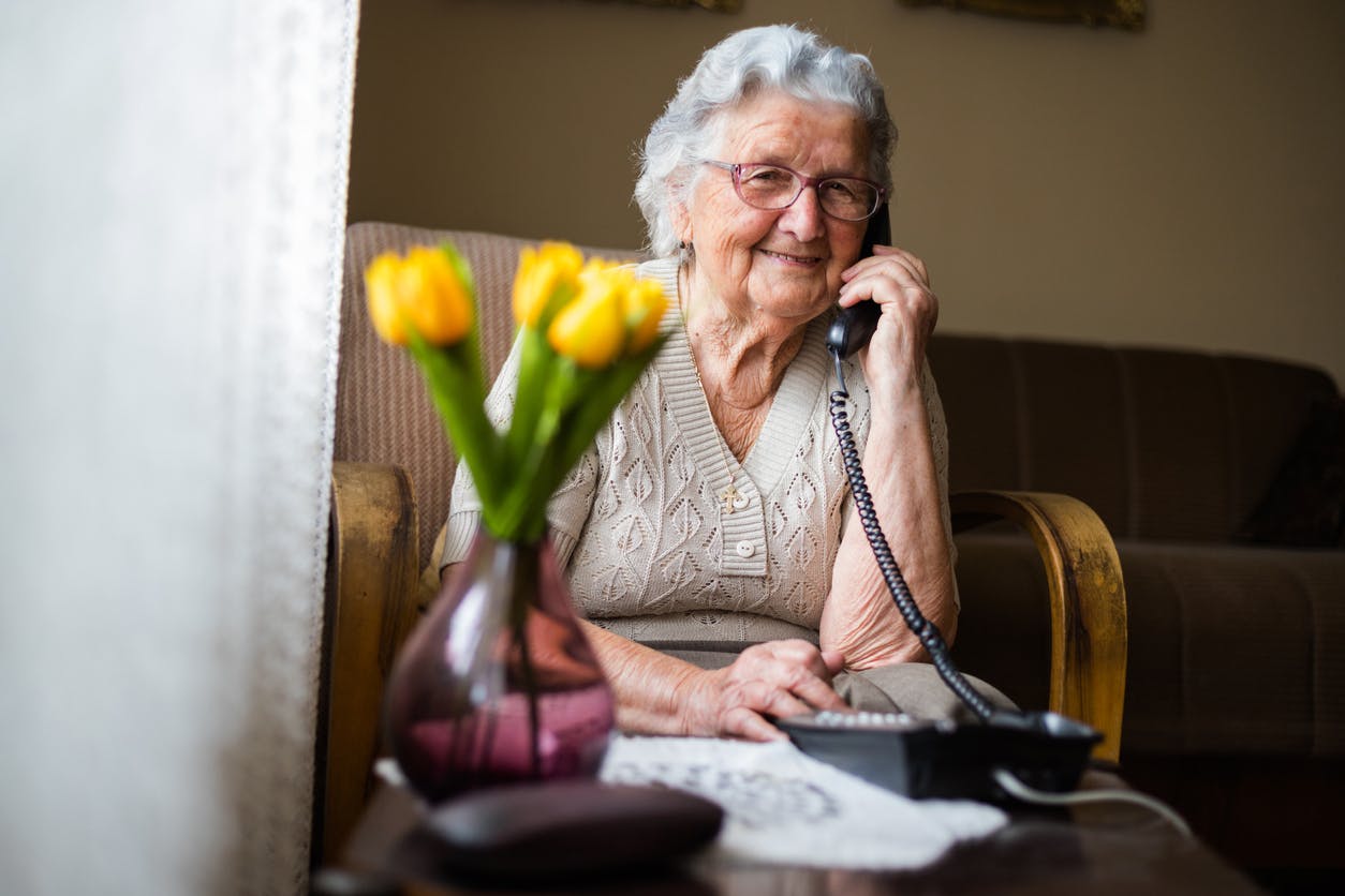 Senhora no telefone aproveitando o Plano Vivo Fixo