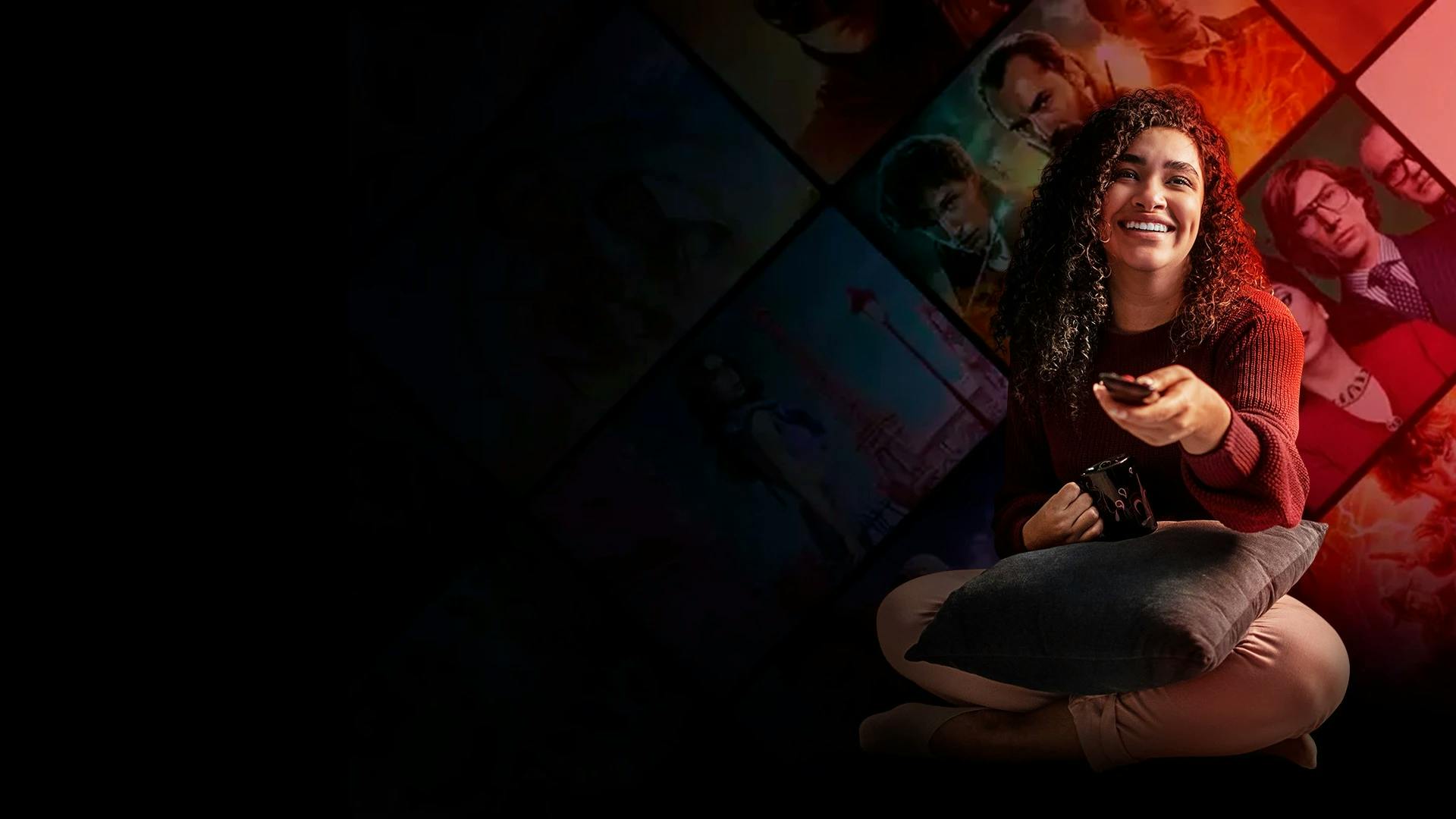 mulher com controle remoto na mão sorrindo