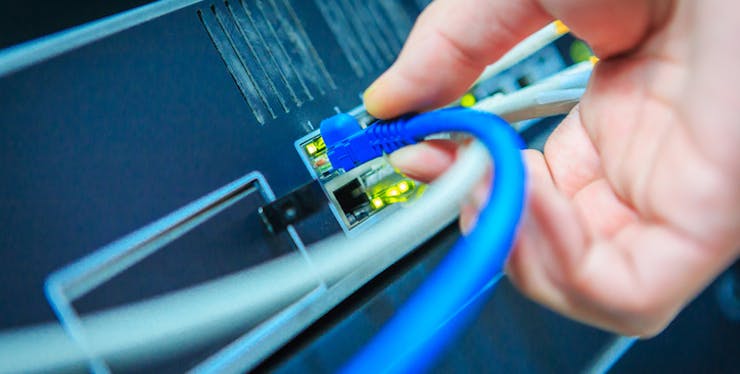 Internet Banda Larga:  mão ligando cabos de internet 