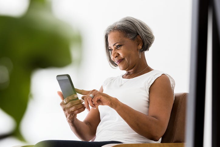 SMS e MMS: mulher mexendo no celular