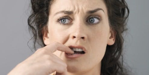 Imagem de mulher preocupada