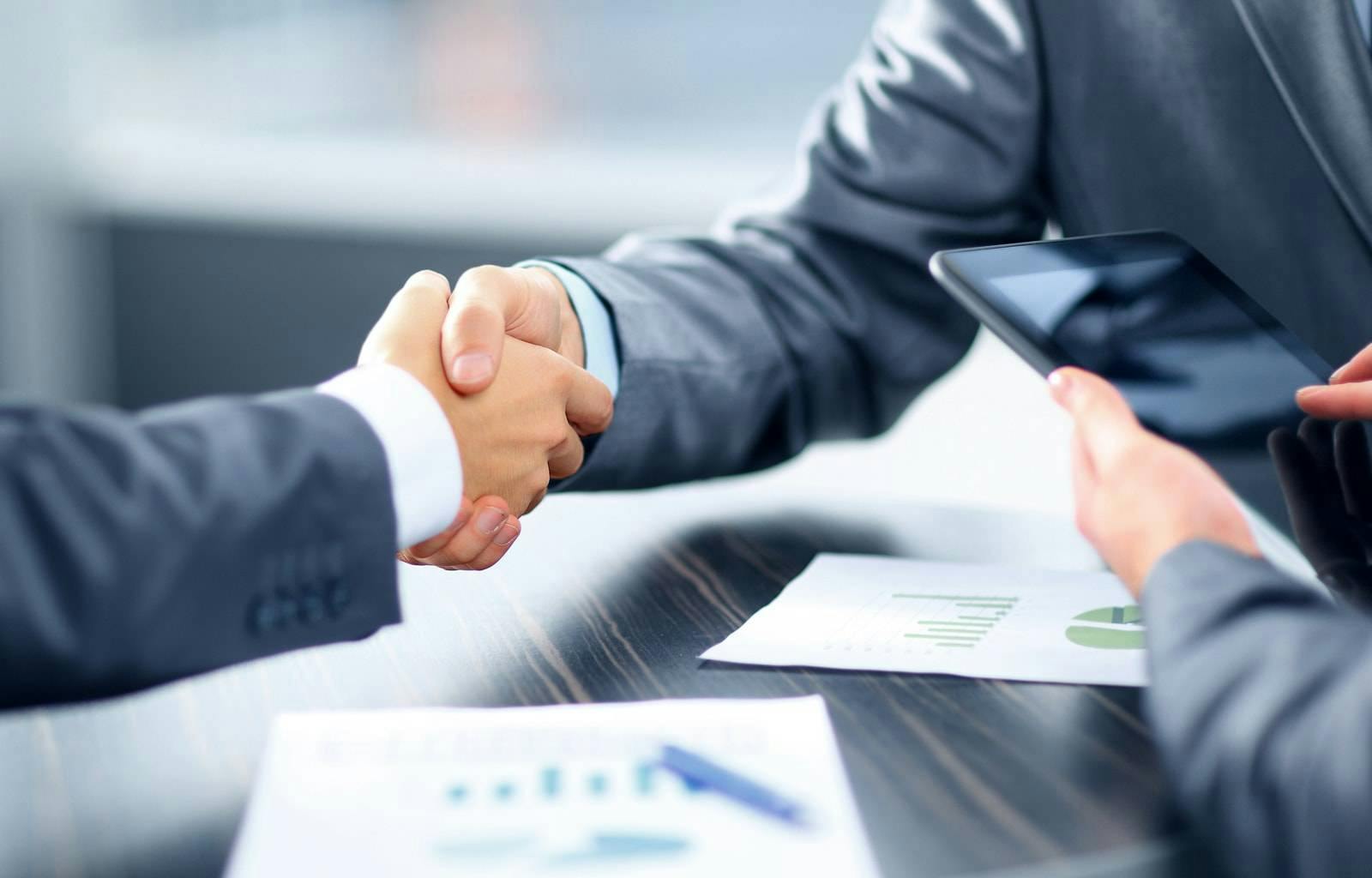 Empresarios se cumprimentando