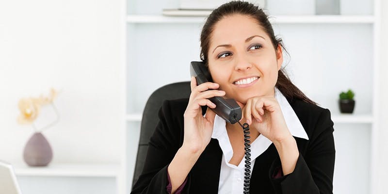 Mulher falando ao telefone