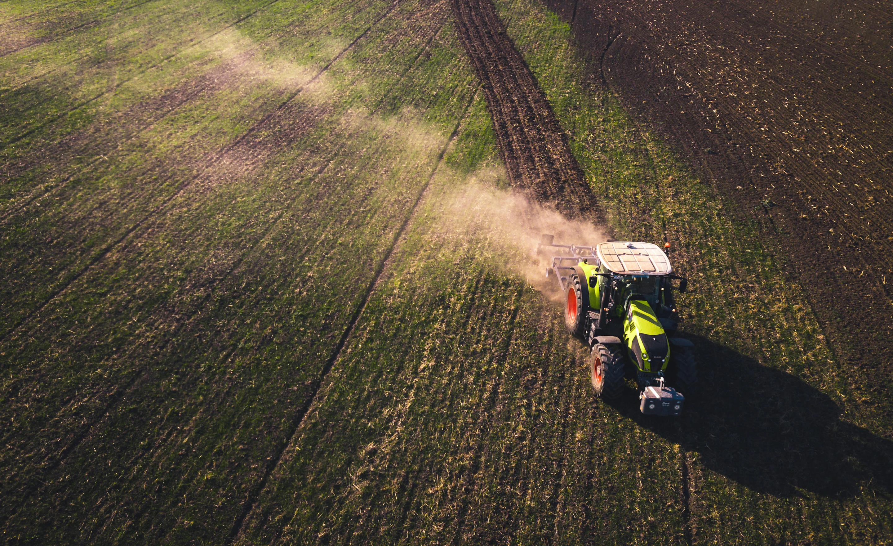 Tracteur dans un champ