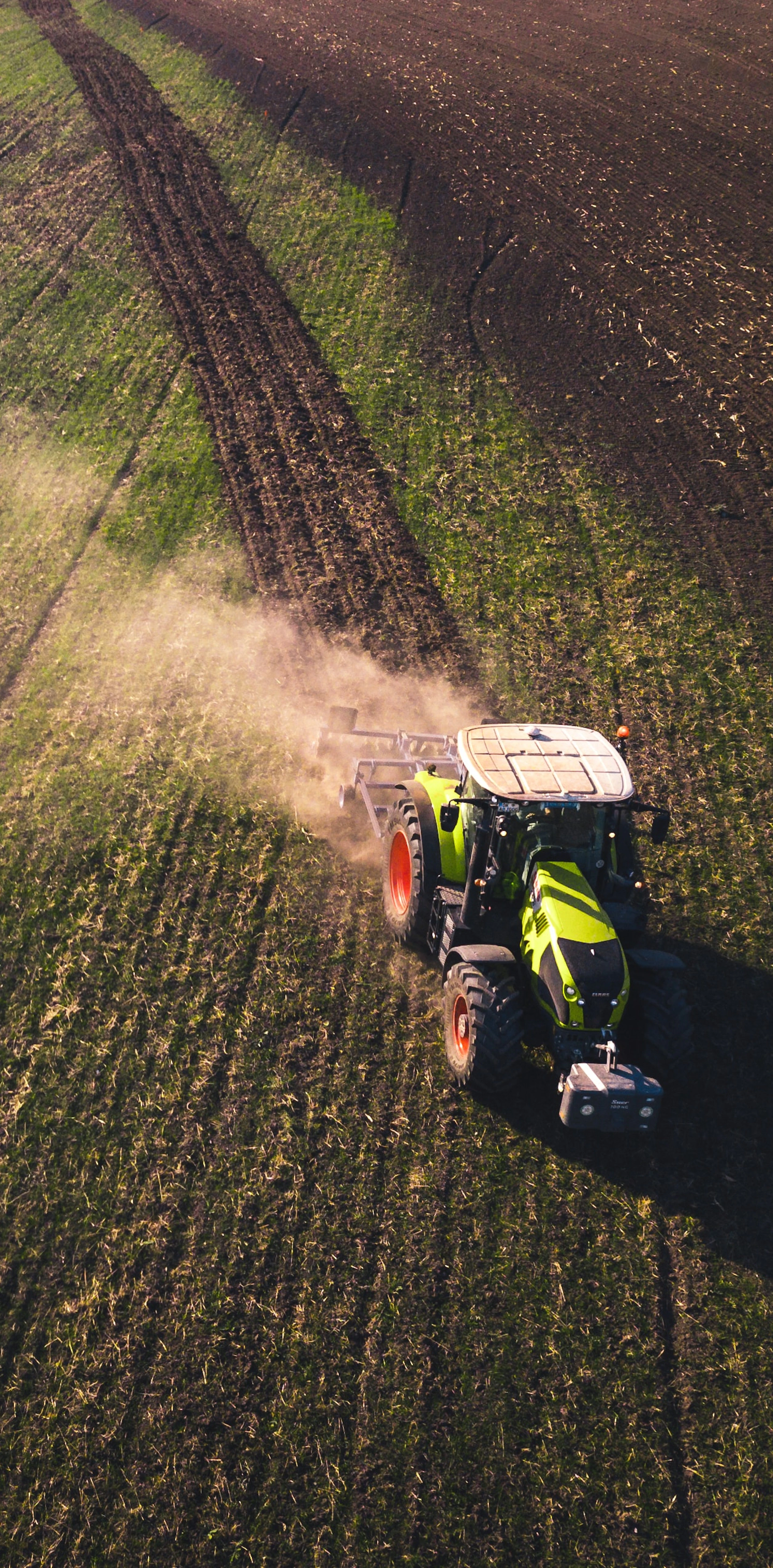 Tracteur dans un champ