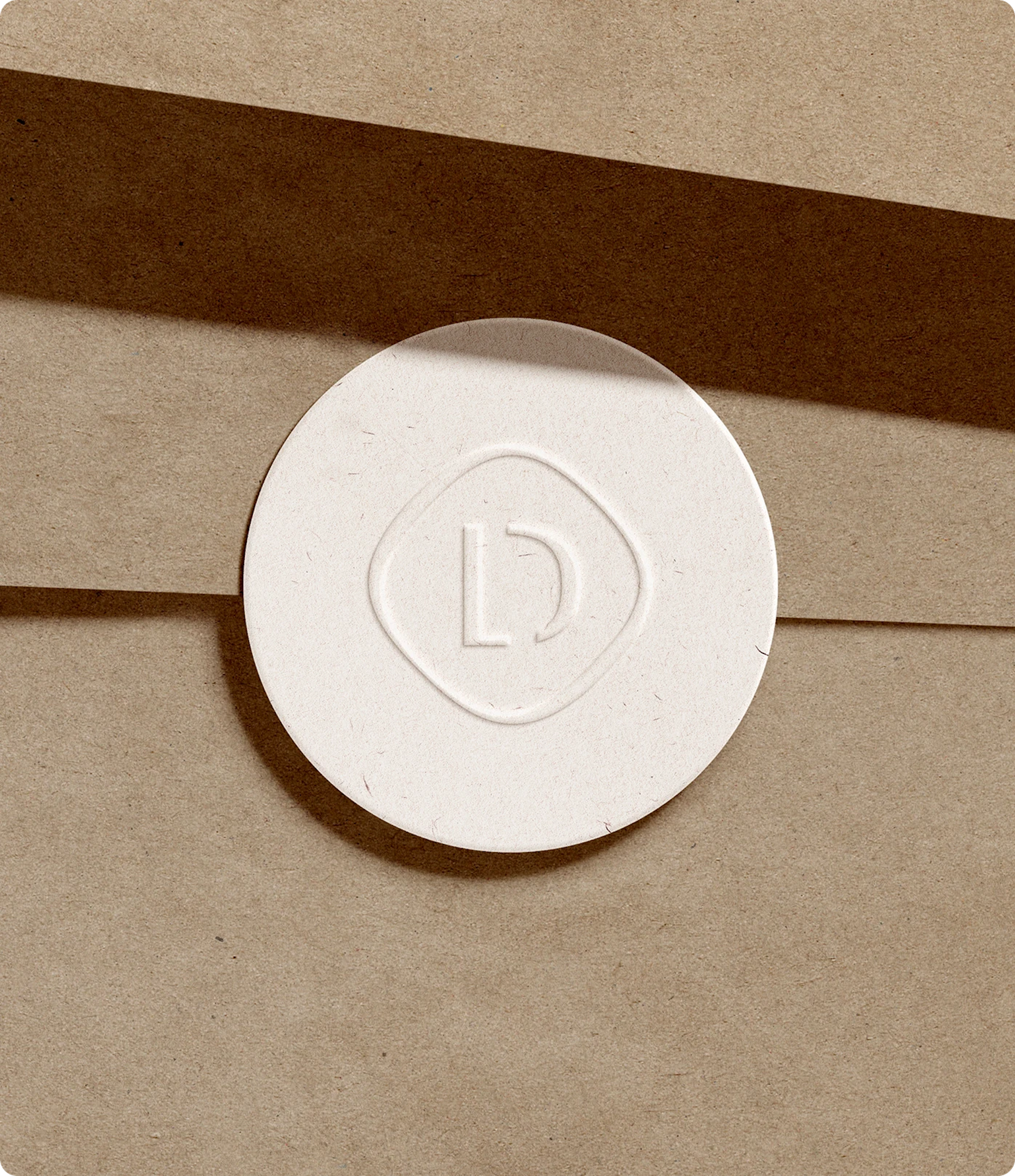 Photo du monogramme La Divine sur un packaging