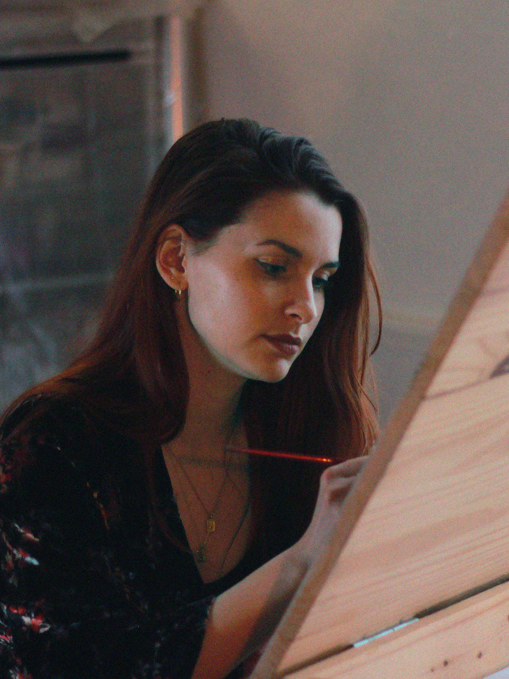 Artiste peignant dans son atelier