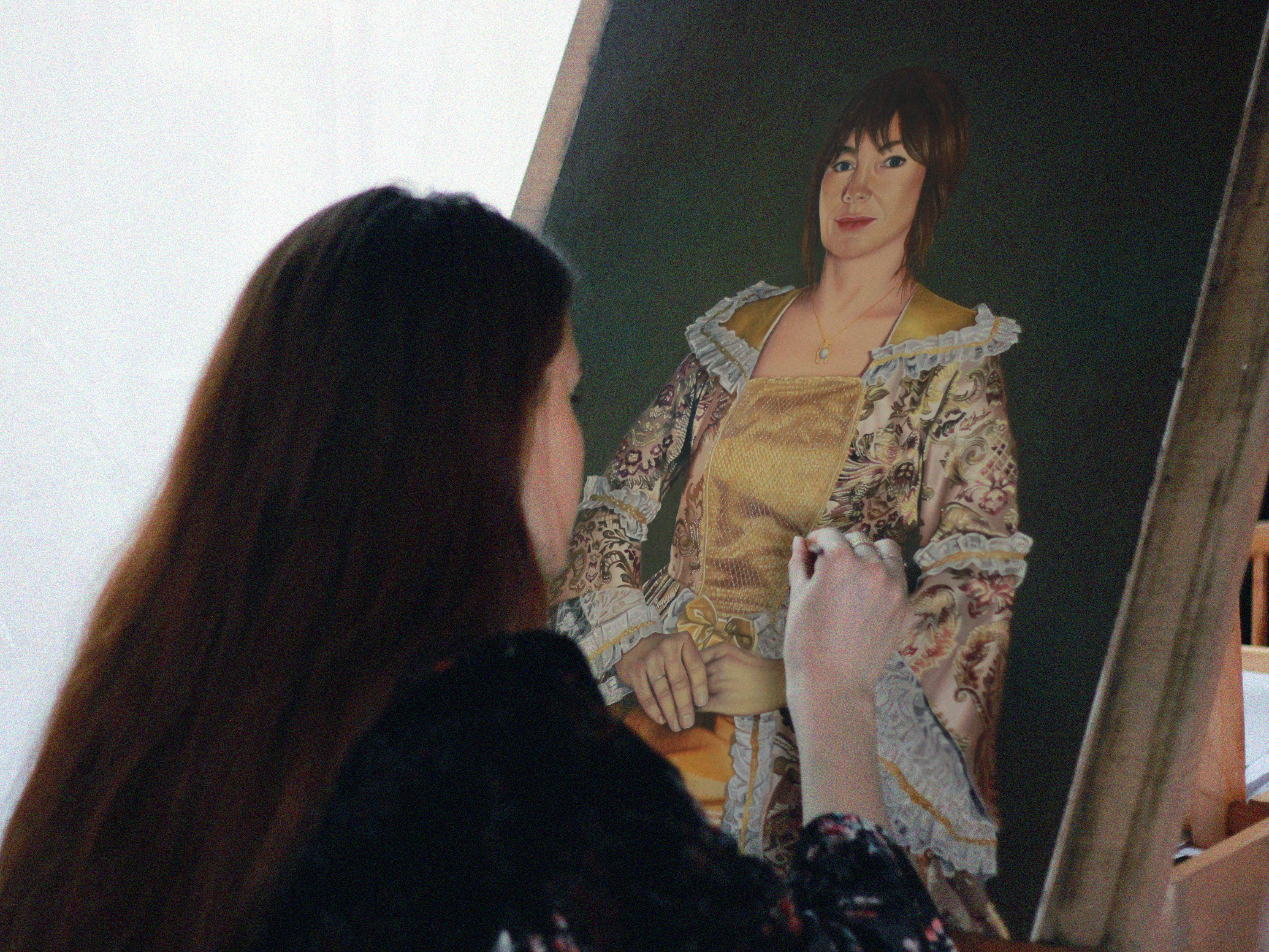 Femme de dos qui peint un tableau