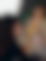 Femme de dos qui peint un tableau