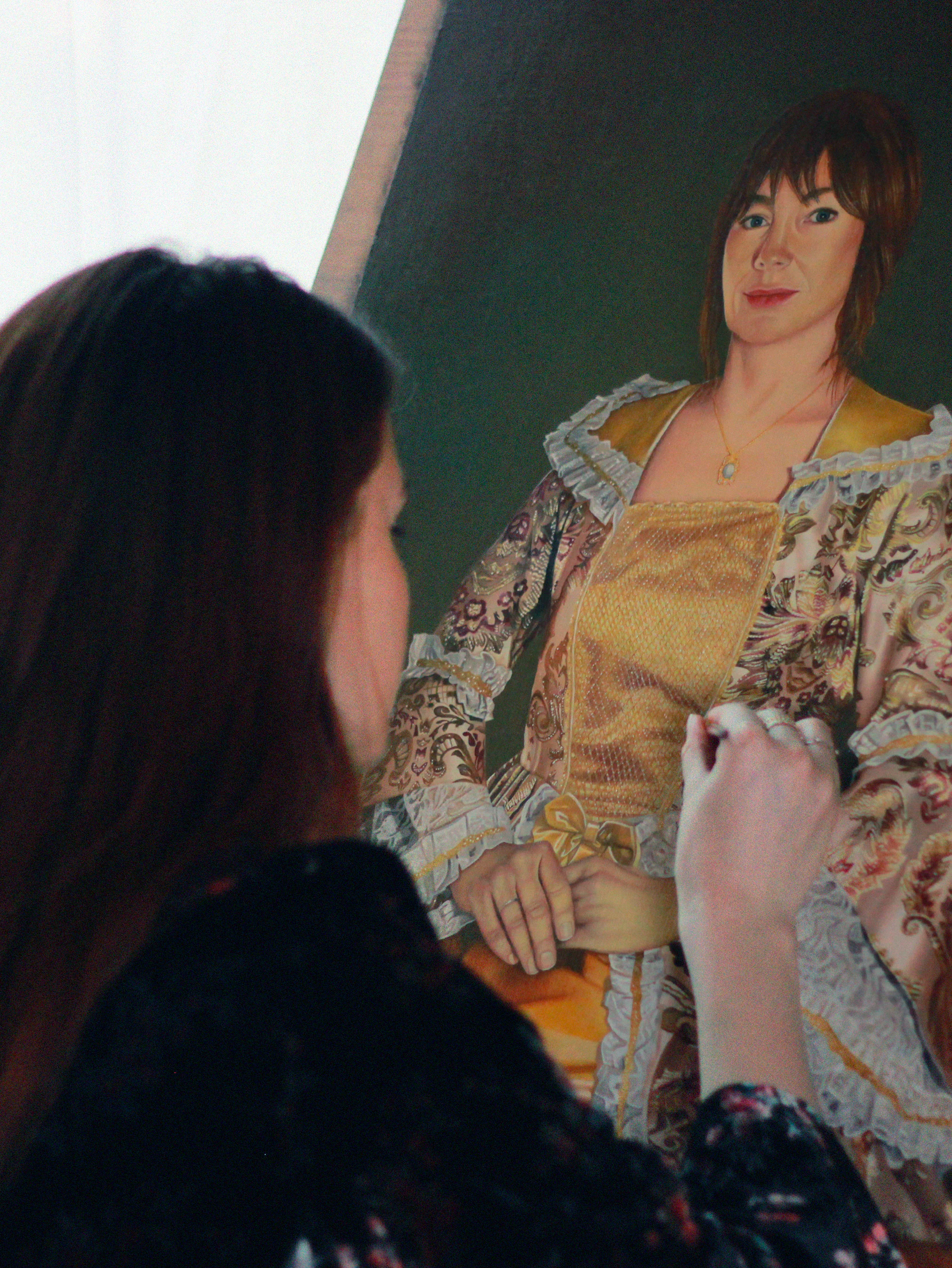 Femme de dos qui peint un tableau