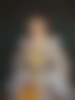 portrait peinture à l'huile d'une femme dans une grande robe jaune