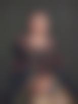 portrait crayon pastel sur papier d'une femme dans une grande robe rouge et noire