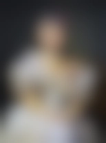 Portrait baroque d'une femme dans une robe blanche avec des fleurs dans les cheveux et sur sa robe