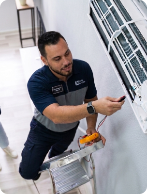 prestador instalando ar-condicionado