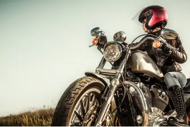 um homem em uma moto