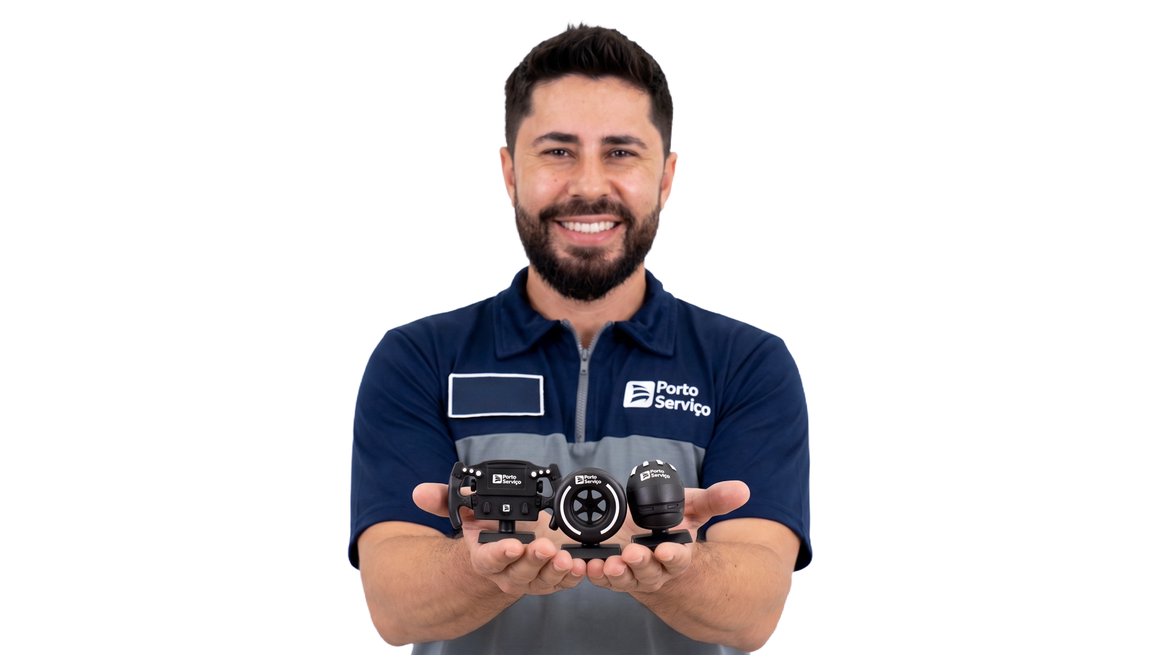 Mecânico sorridente vestindo uniforme da Porto Serviço segura três miniaturas automotivas nas mãos.