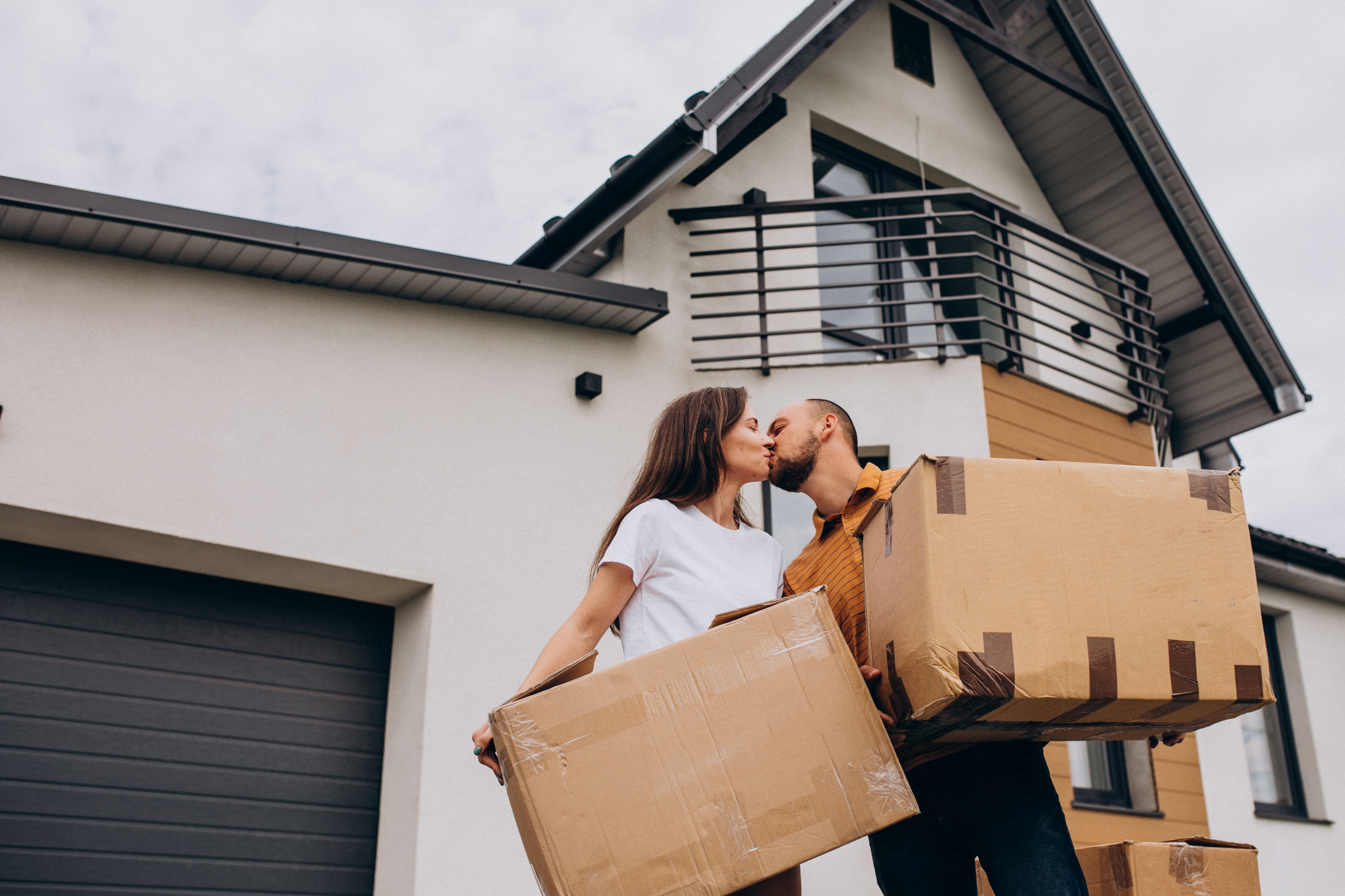 Casal de mudança para casa nova