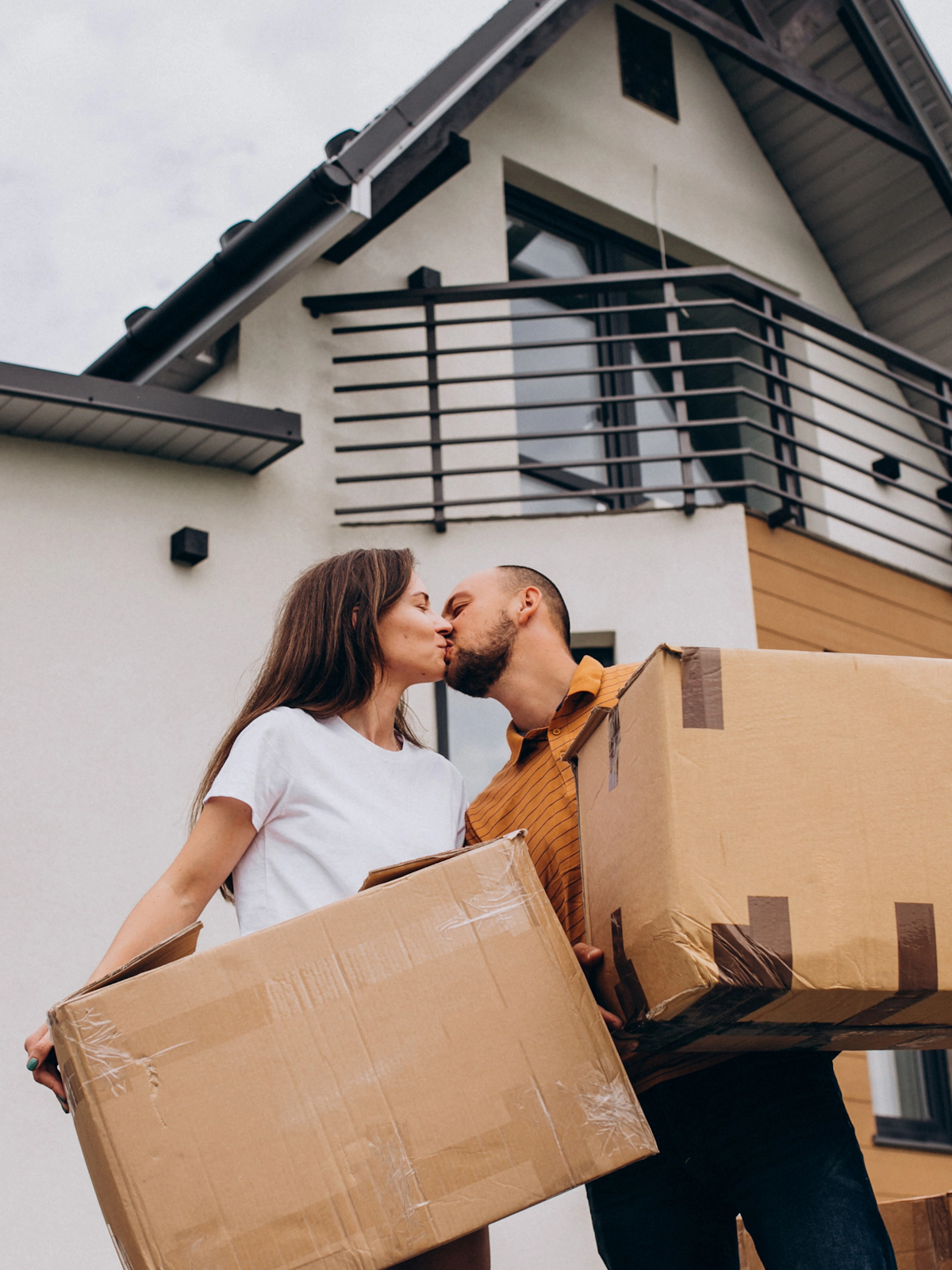 Casal de mudança para casa nova