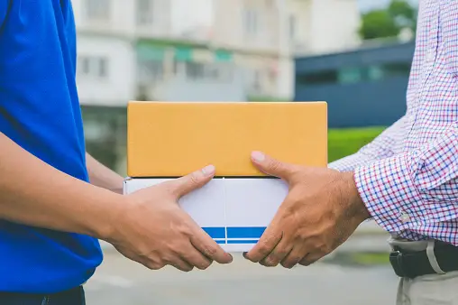 caixa de papelao sendo entregue