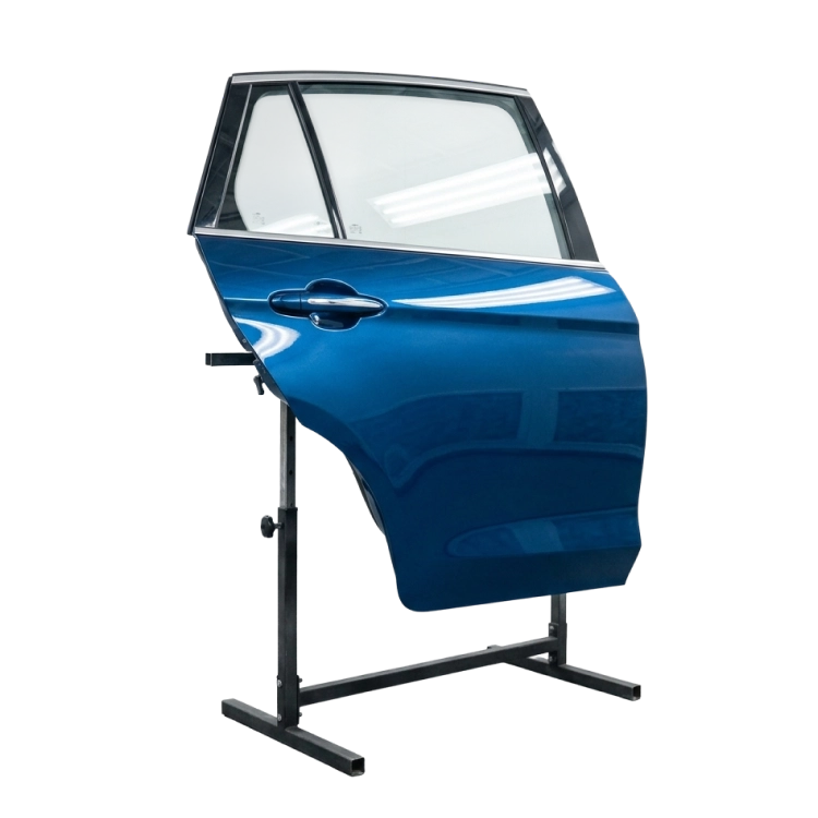 Porta automotiva azul com vidro montada em um suporte metálico preto.