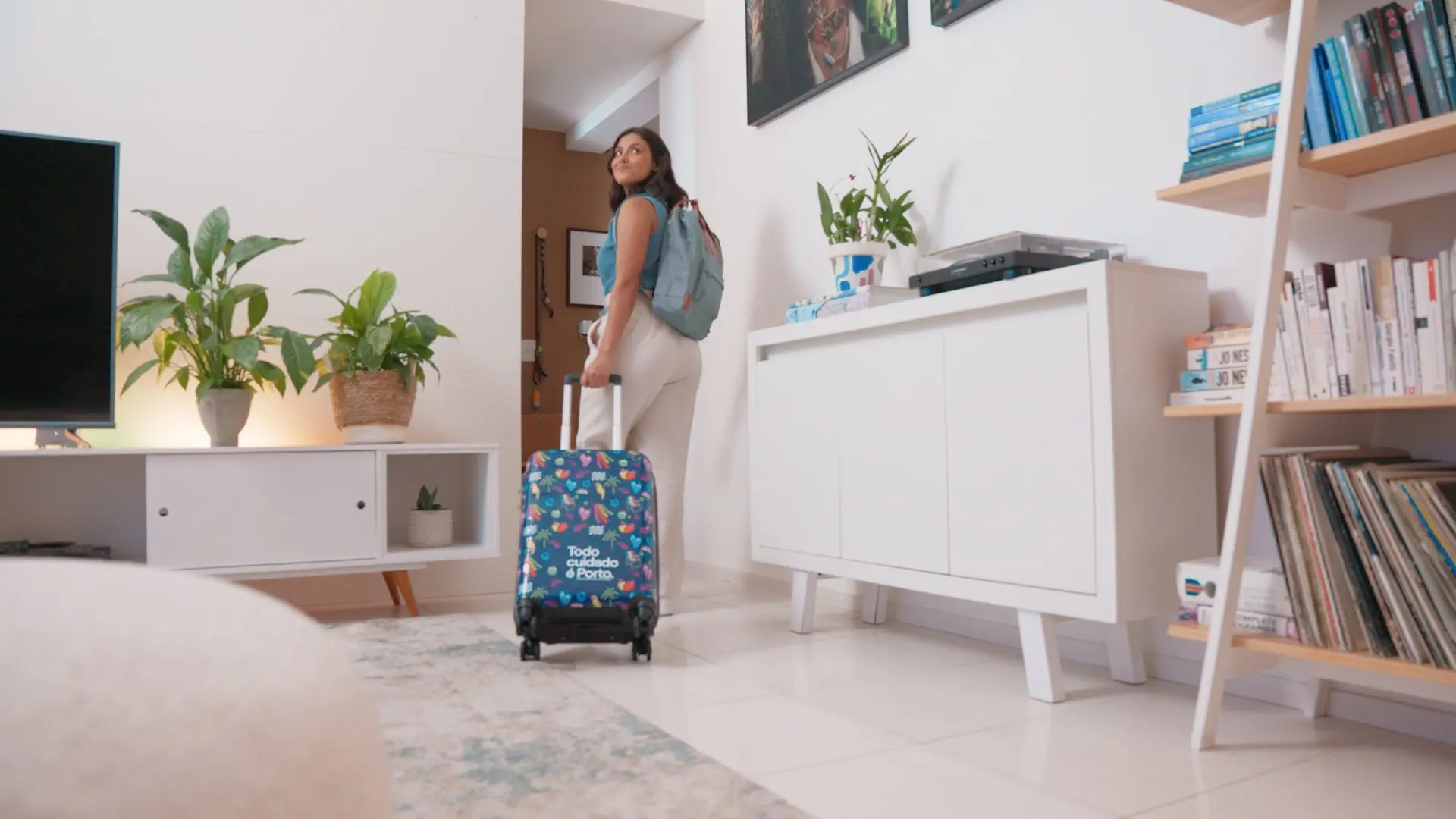 Mulher saindo de casa para viajar