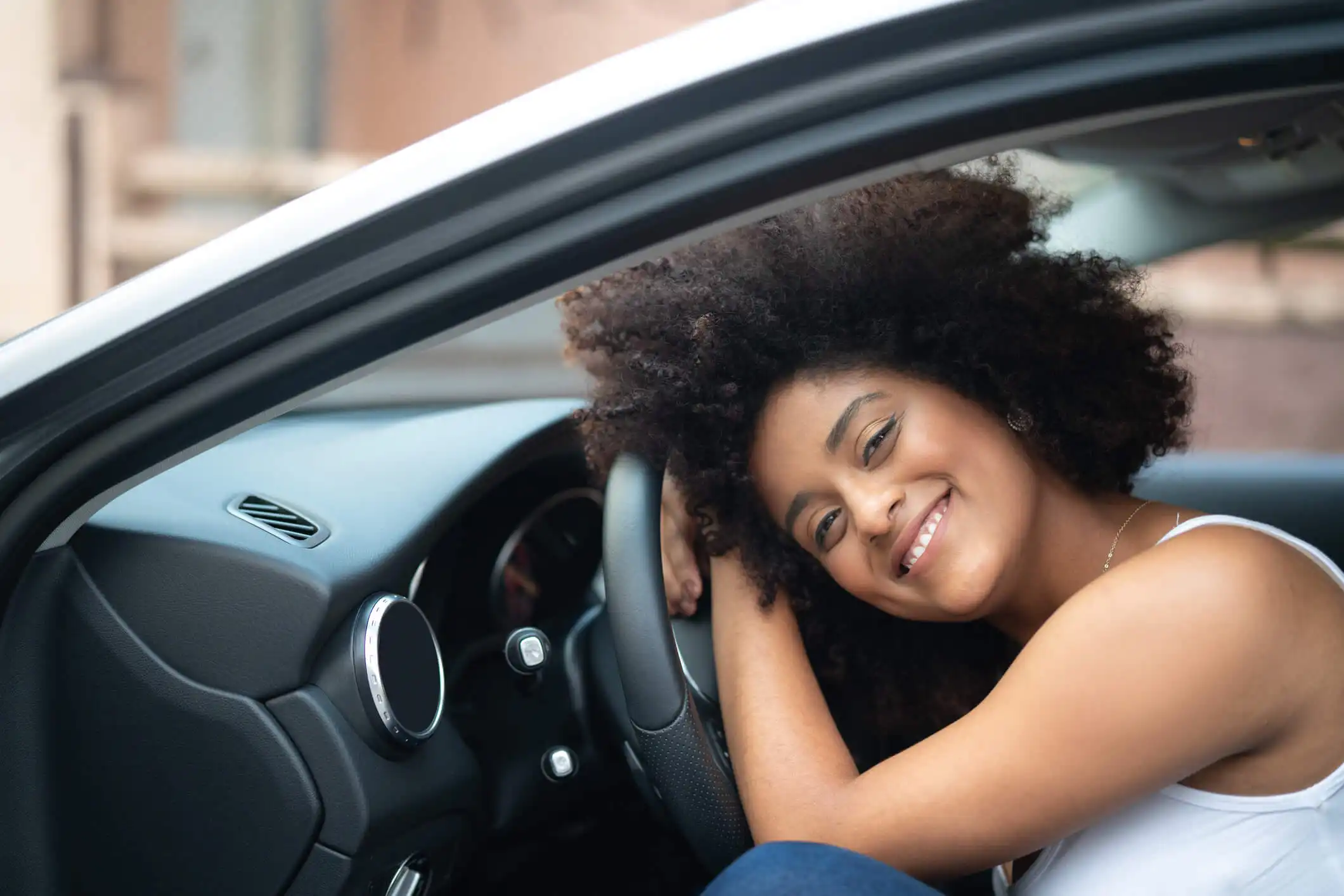mulher dirigindo um carro