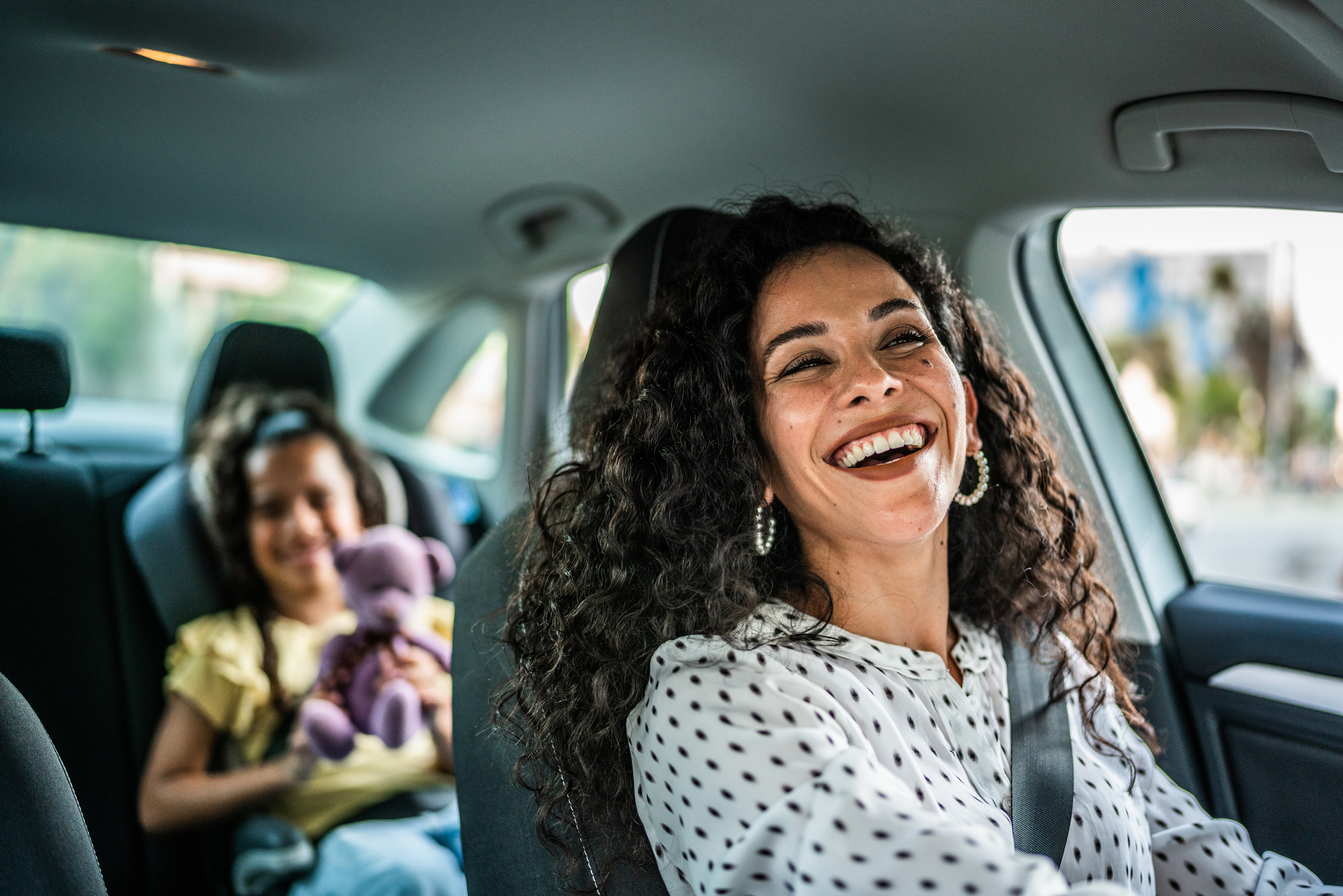 Mãe e filha no carro
