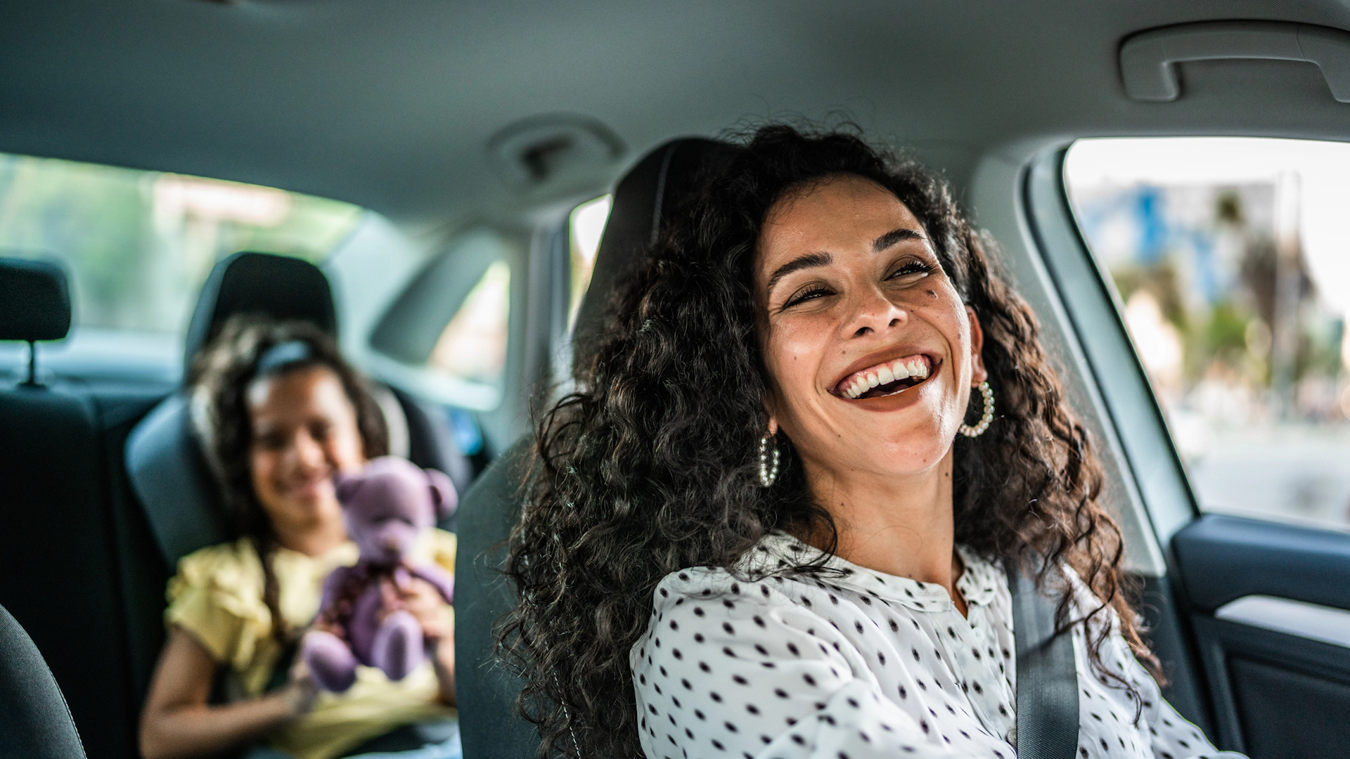 Mãe e filha no carro