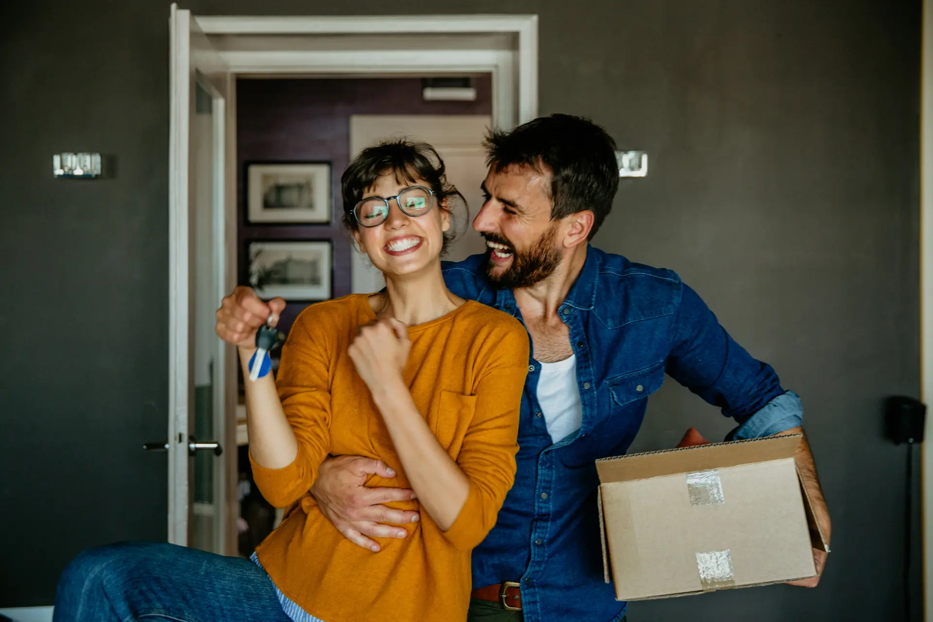 Casal mudando para casa nova