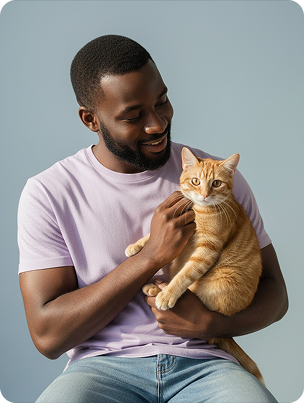 homem negro com gato bege