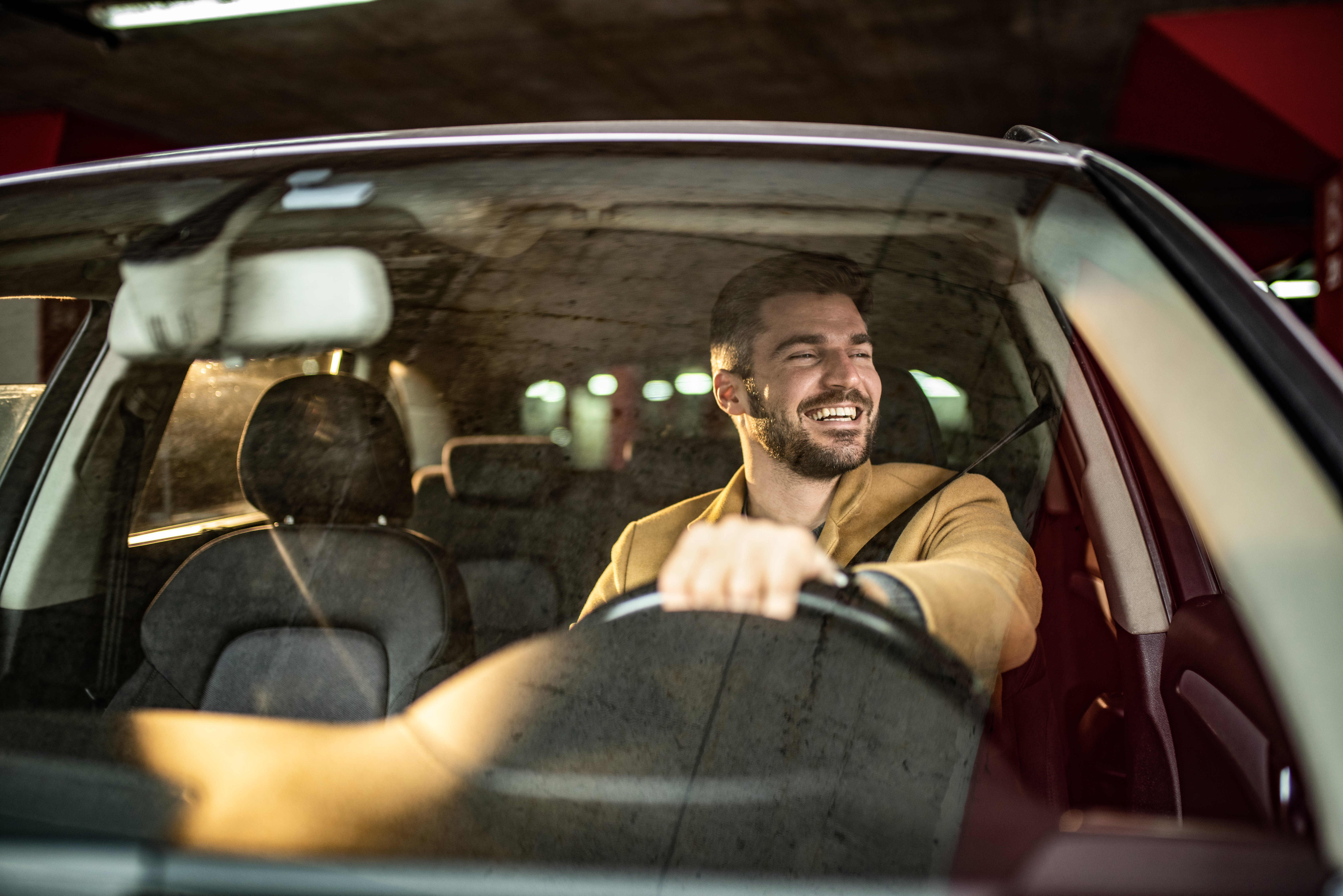 Homem dentro de um carro