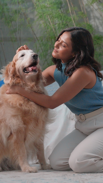 Mulher abraçando seu cachorro