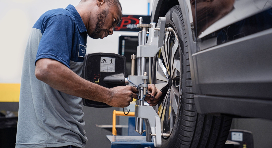 Especialista realiza o balanceamento de roda de uma carro.