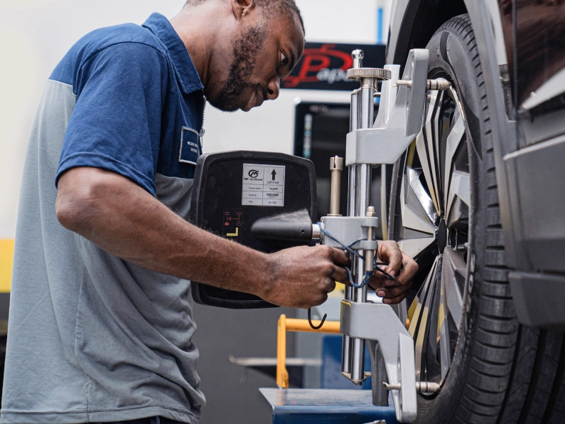 Especialista realiza o balanceamento de roda de uma carro.