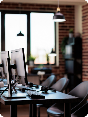 Escritório vazio com vários computadores