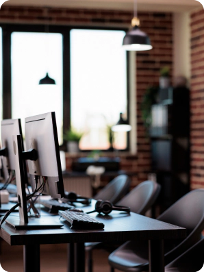Escritório vazio com vários computadores