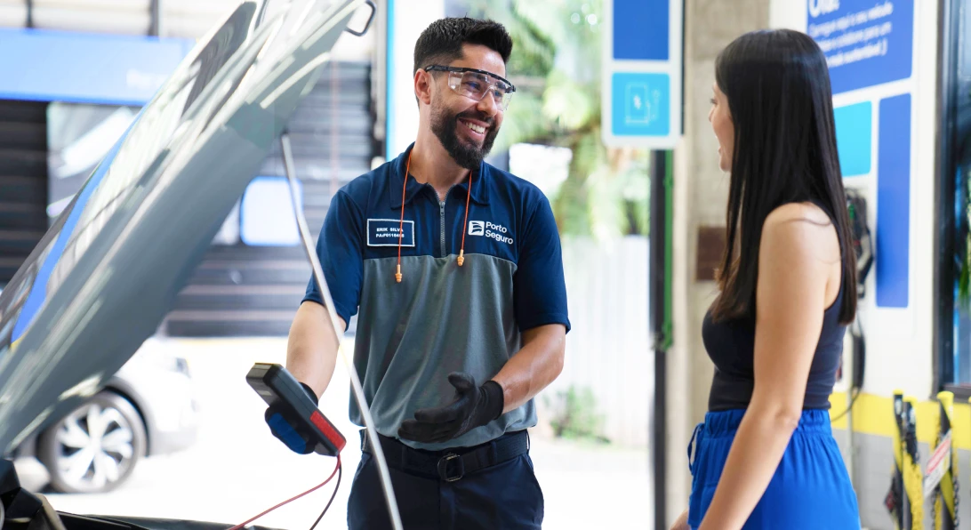 Especialista inspeciona o sistema elétrico de um carro durante uma revisão.