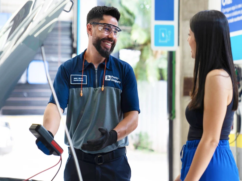 Especialista inspeciona o sistema elétrico de um carro durante uma revisão.