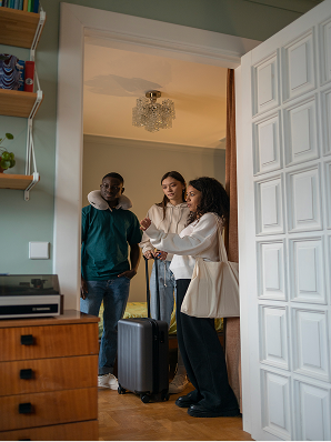 Anfitrião recebendo hóspedes no apartamento