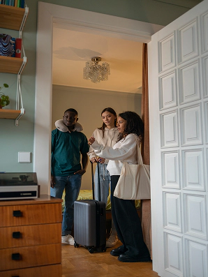 Anfitrião recebendo hóspedes no apartamento