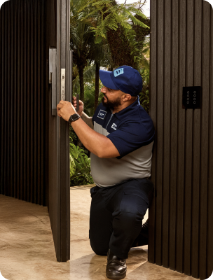 prestador consertando fechadura eletrônica