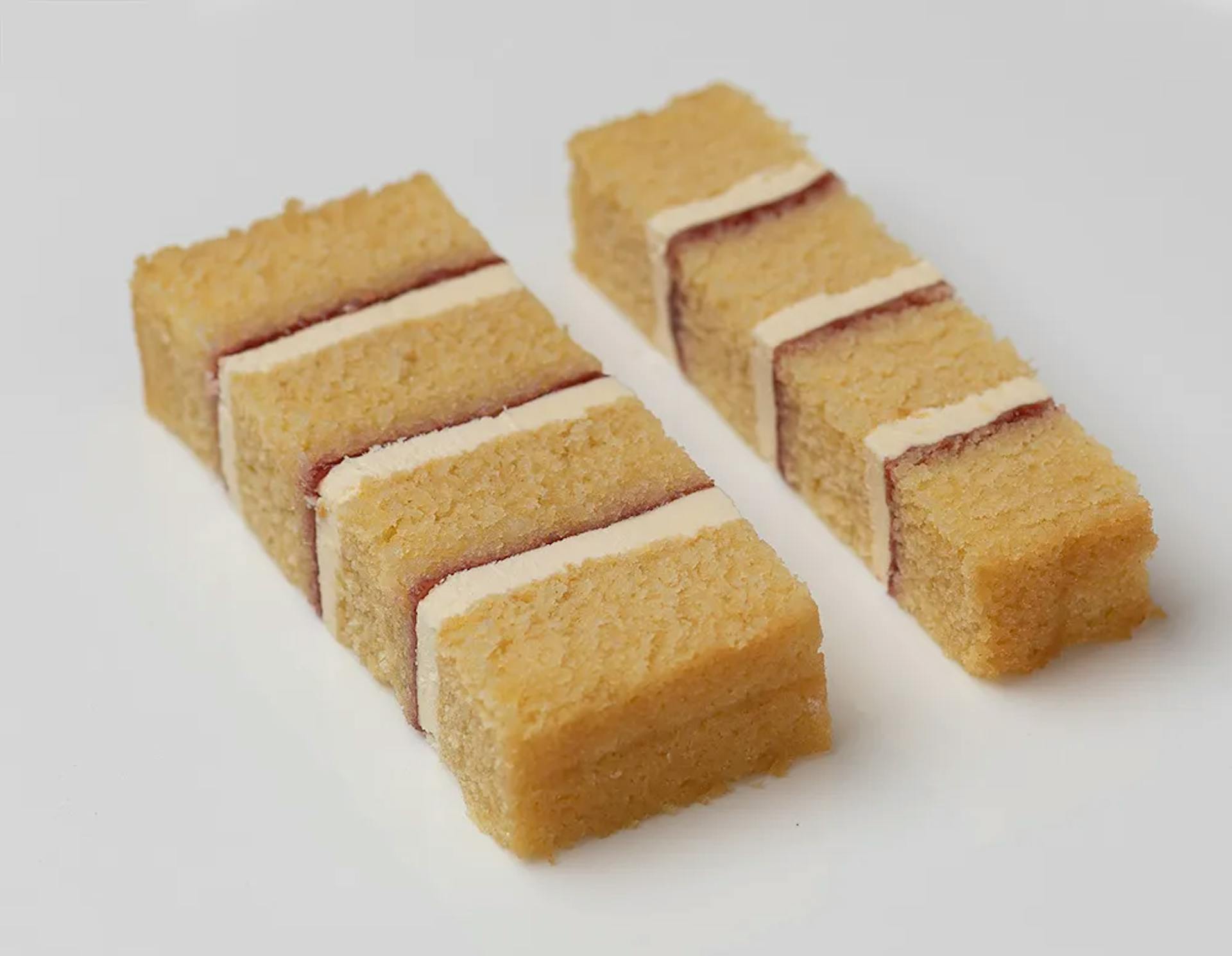 White chocolate & raspberry cake slice