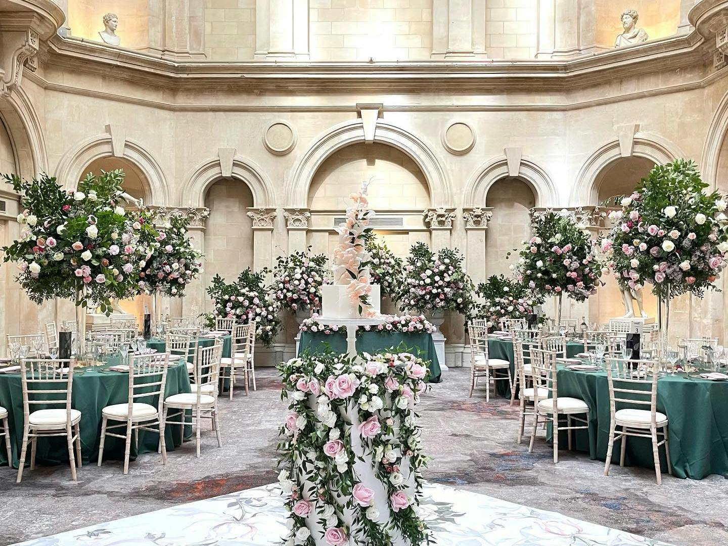 Make Your Wedding Cake a Centrepiece on Your Special Day