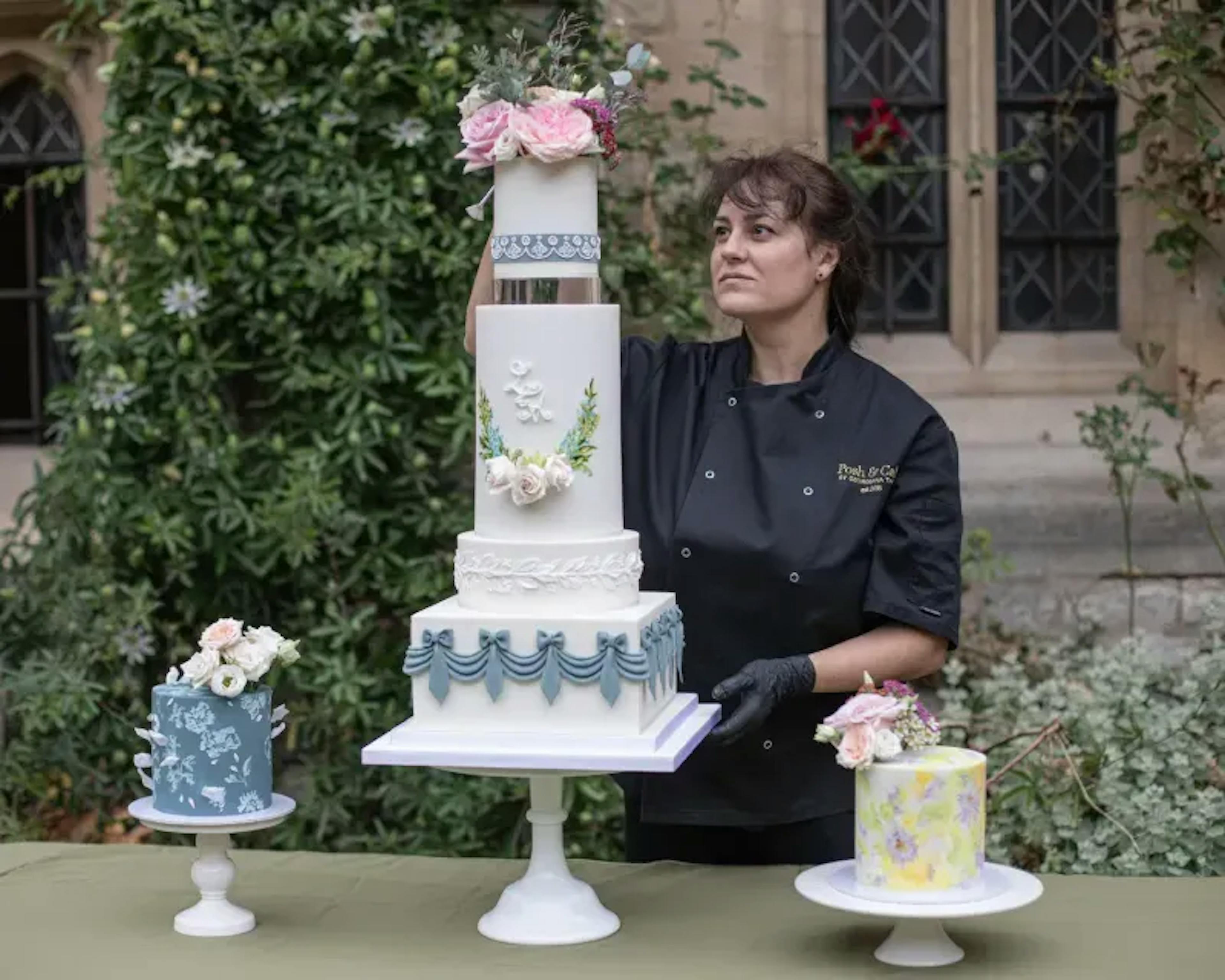 Georgiana Setting up a Wedding Cake set