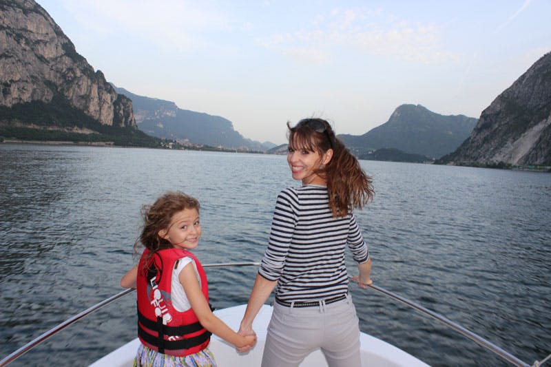 Victoria enjoying a speedboat ride with her daughter on beautiful Lake Como after her seminar with VSPDT trainer Daniela Cardillo of Greendogs in Lecco.