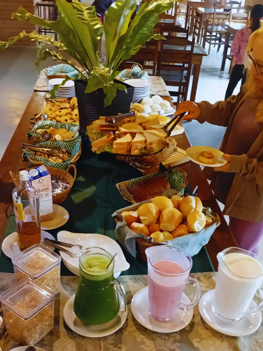 mesa de café da manhã em pousada