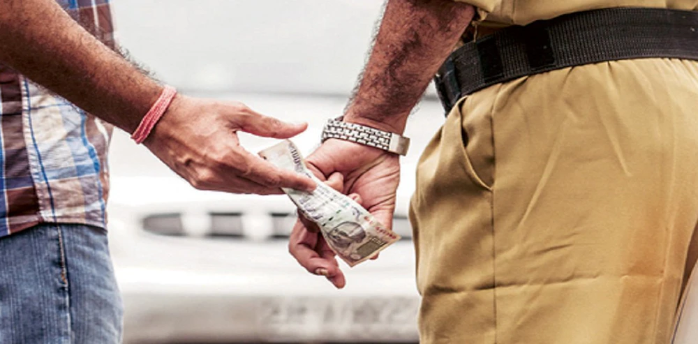 Andhra: Transport officials caught red-handed by ACB