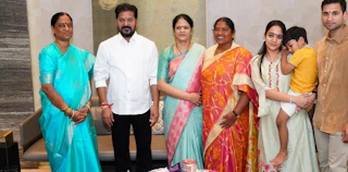 Amid daughter's row, Konda ties Rakhi to RR